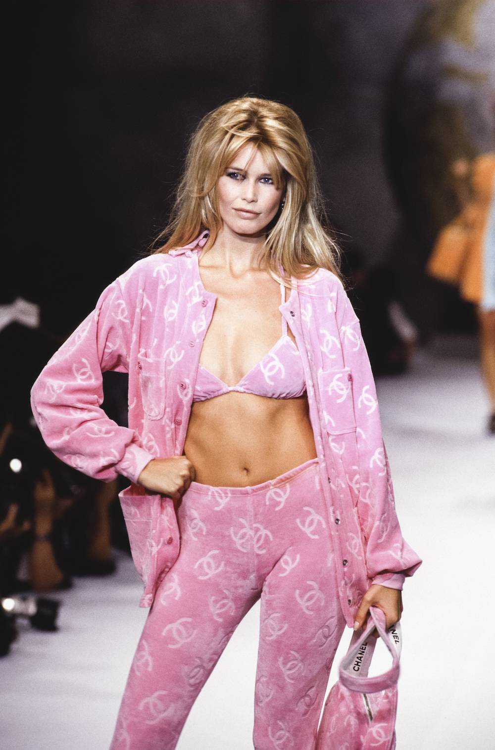 Claudia Schiffer na pokazie Chanel, rok 1996 (Fot. Getty Images)