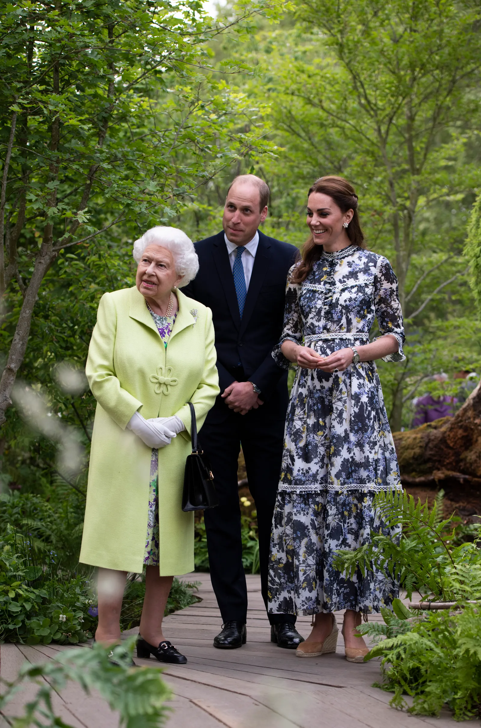 Związek Kate z kwiatowymi printami rozkwitł dzięki marce Erdem. Tu widziana jest z królową i księciem Williamem podczas Chelsea Flower Show 2020 (Fot. Getty Images)
