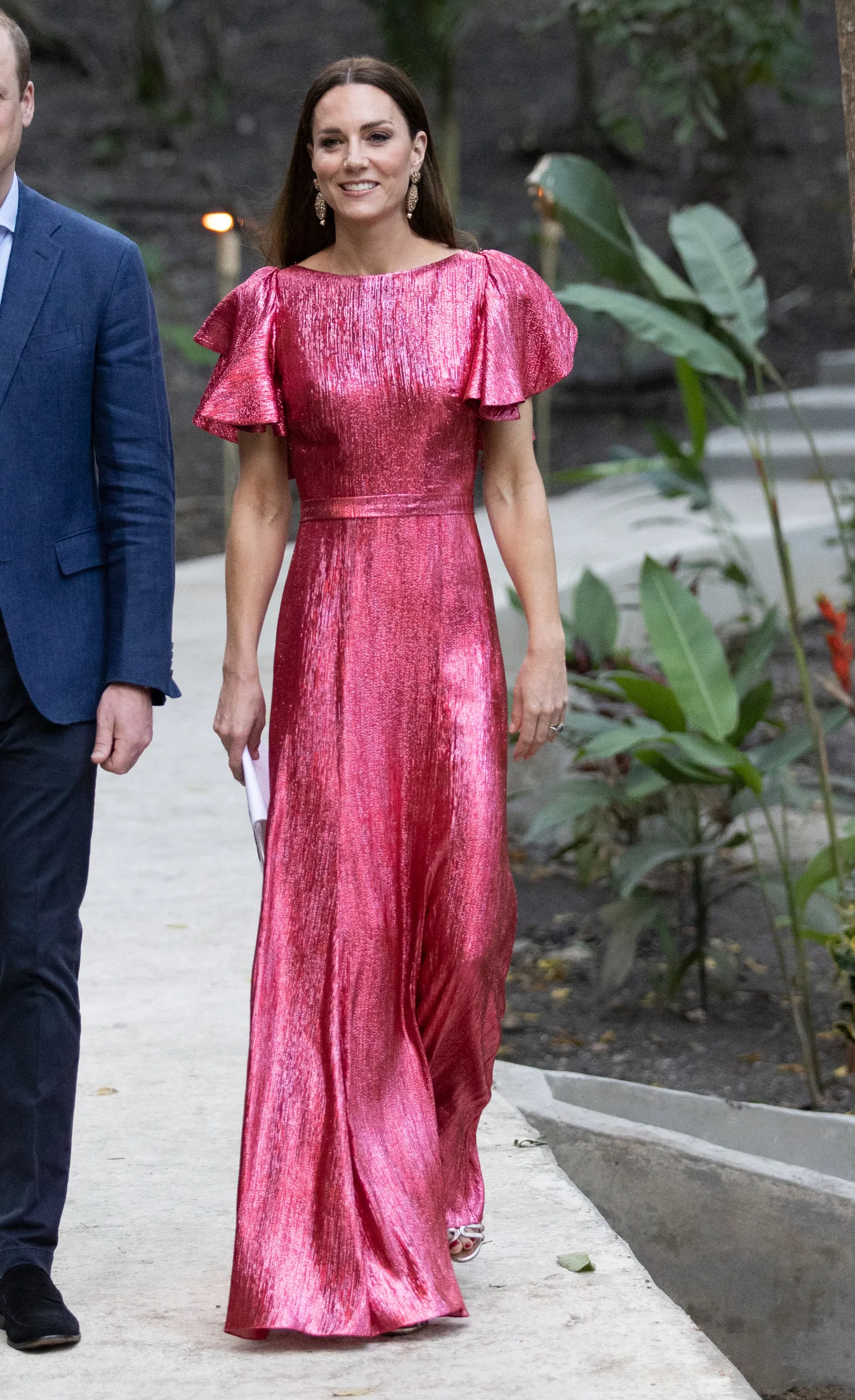 Księżna rozpływa się w uśmiechach w sukni The Vampire’s Wife, którą założyła w tym roku w Belize (Fot. Getty Images)