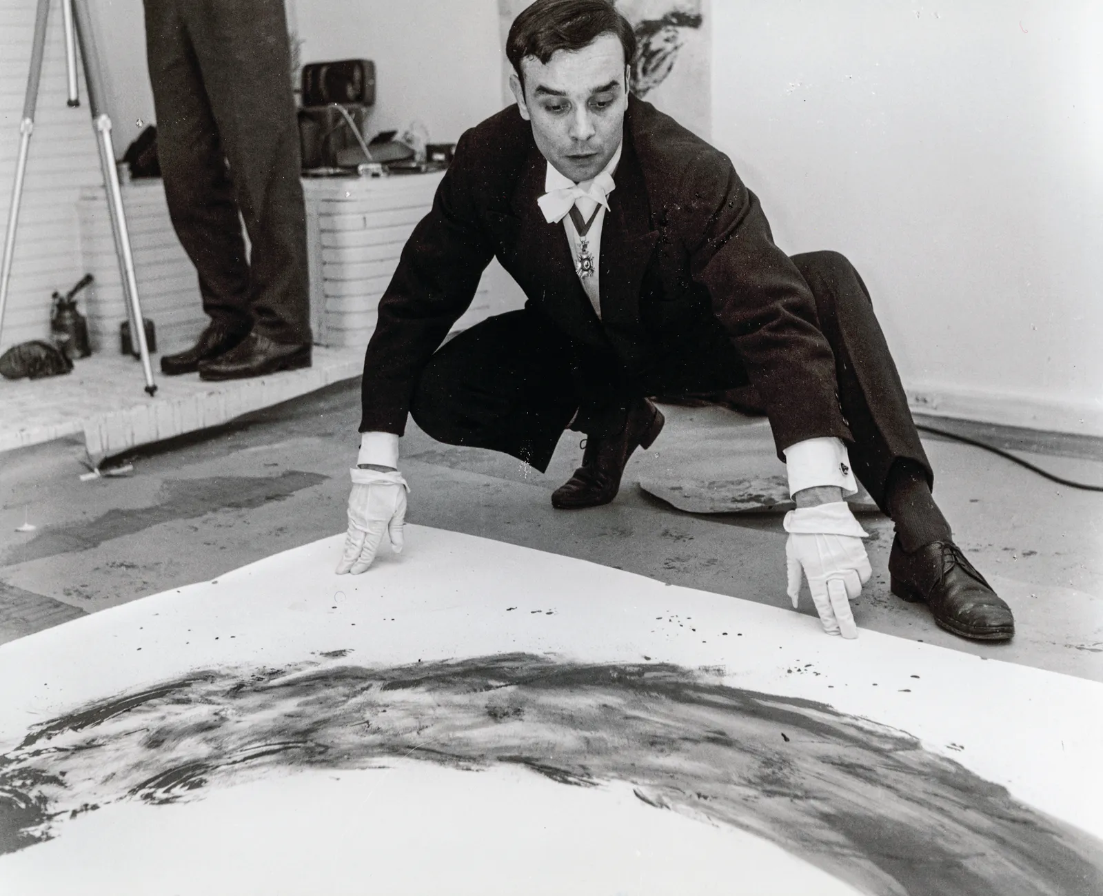 Yves Klein, rok 1960. (Fot. Harry Shunk and Janos Kender. J. Paul Getty Trust. Getty Research Institute, Los Angeles (2014.R.20). © Artwork: Succession Yves Klein, c/o ADAGP, Paris and DACS, London)