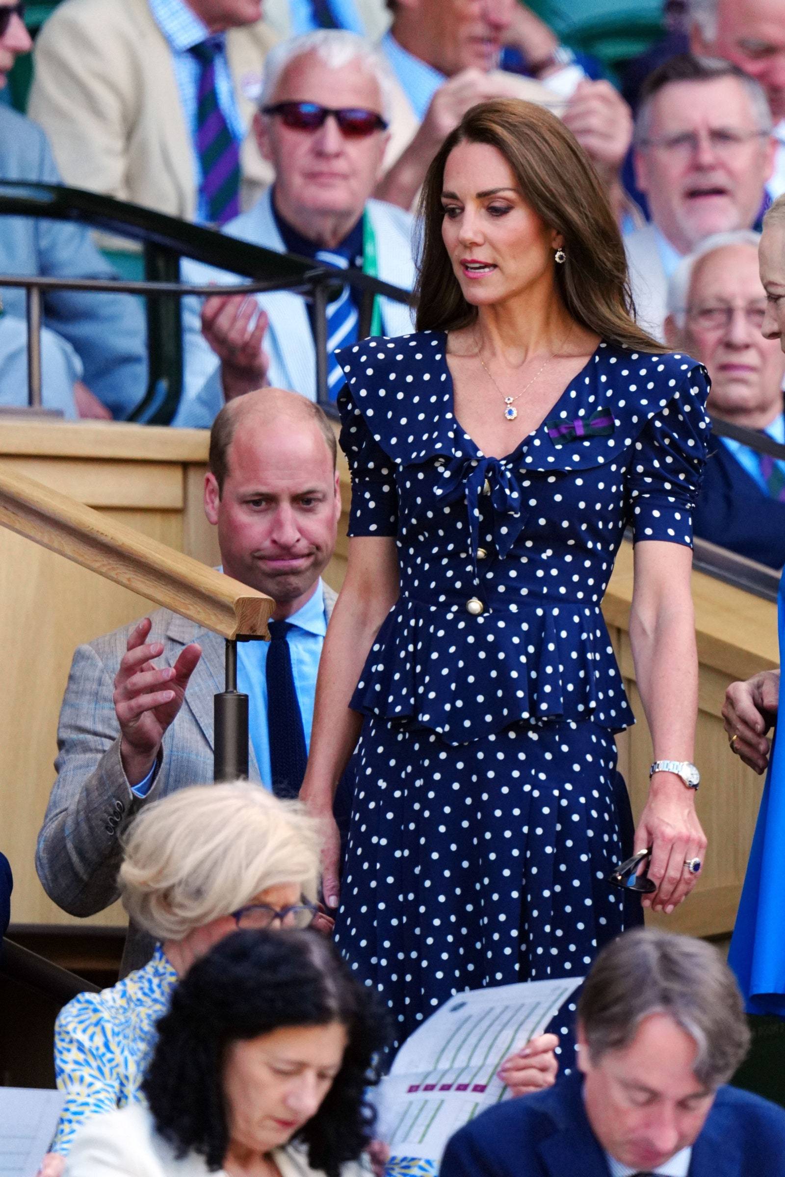 Kate w unowocześnionej wersji słodkich sukienek Alessandry Rich z lat 80. na tegorocznym finale Wimbledonu (Fot. Getty Images)