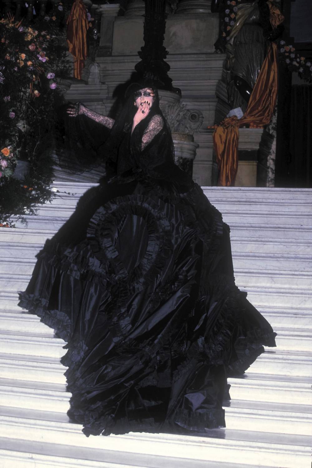 Suzanne von Aichinger w roli markizy Luisy Casati, Dior haute couture wiosna/lato 1998 (Fot. Guy Marineau)