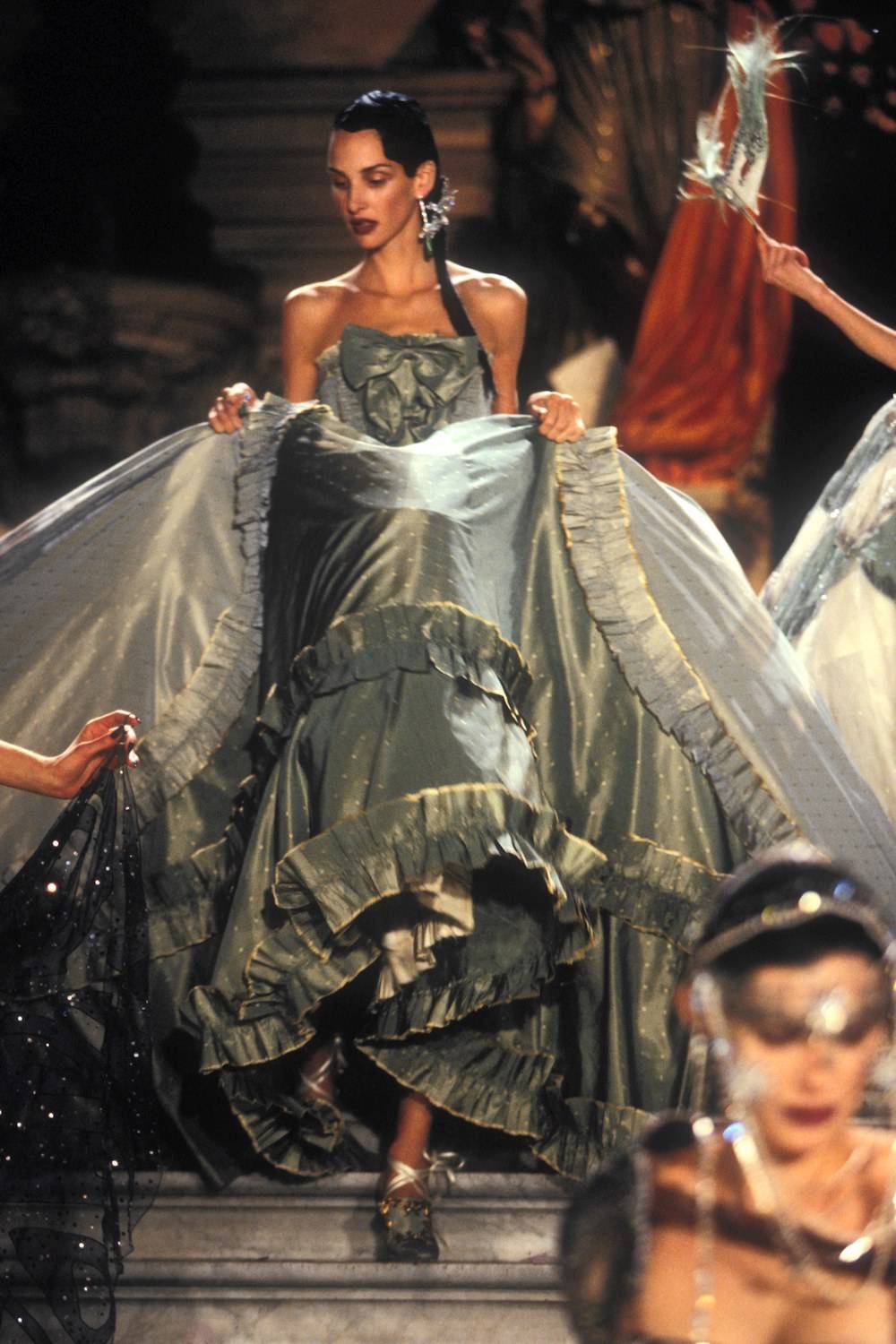 Debbie Deitering w finałowej sukni z kolekcji, Dior haute couture wiosna/lato 1998 (Fot. Guy Marineau)