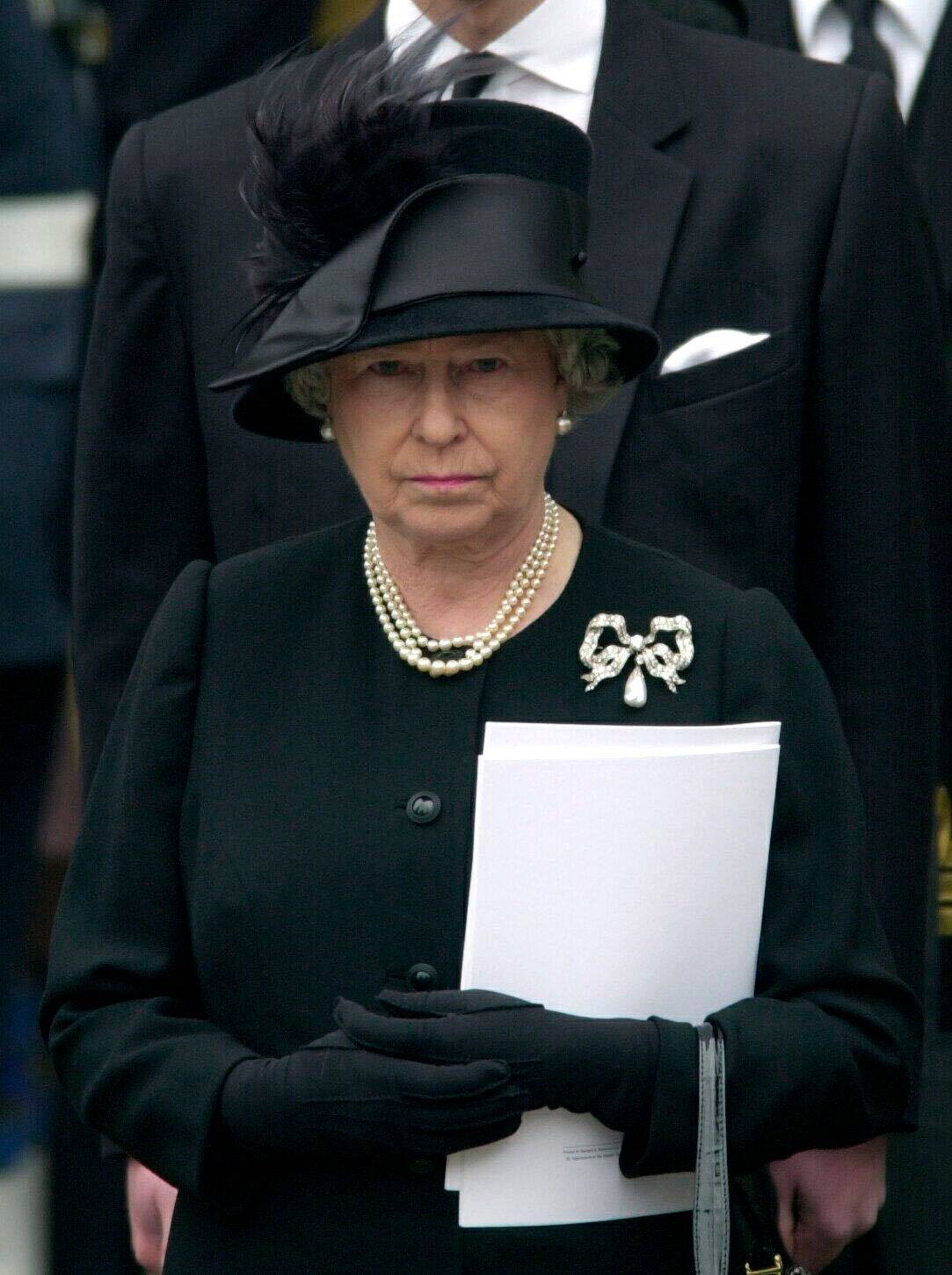 Królowa Elżbieta II w perłach i jednej ze swoich diamentowych broszek na pogrzebie królowej matki w 2002 r. (Fot. Getty Images)
