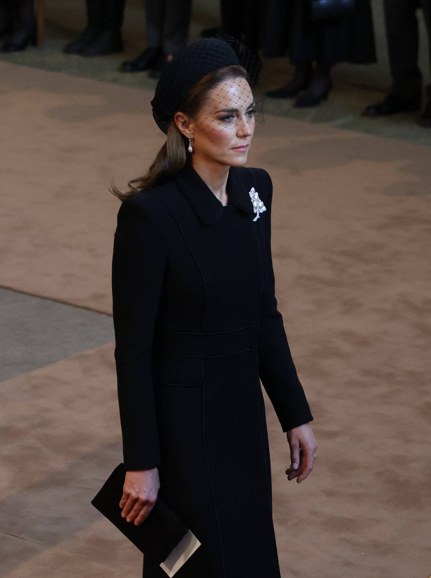 Kate, księżna Walii, na mszę w Westminster Hall 14 września założyła perłowo-diamentową broszkę w kształcie liścia, z kolekcji królowej Elżbiety II, oraz kolczyki z pereł i diamentów, które należały do Diany, księżnej Walii. (Fot. Getty Images)