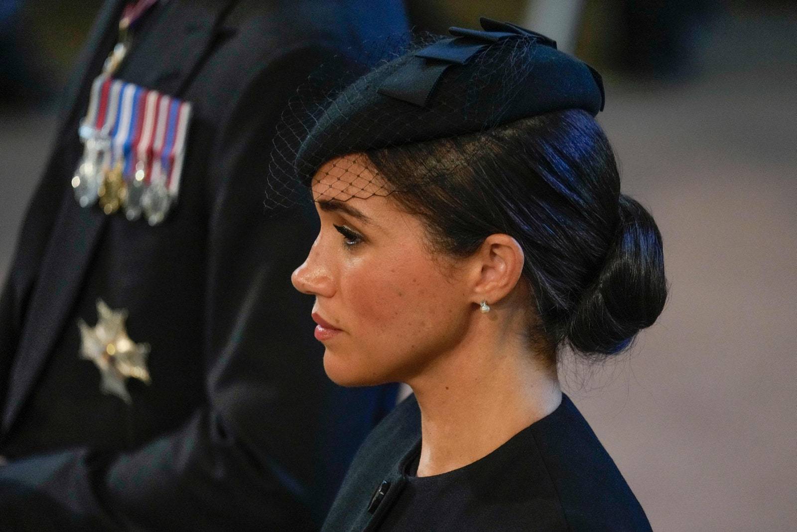 Na nabożeństwo, podczas którego trumna Jej Wysokości została przeniesiona do Westminster Hall, księżna Sussex założyła diamentowo-perłowe kolczyki sztyfty, podarowane jej przez królową. (Fot. Getty Images)