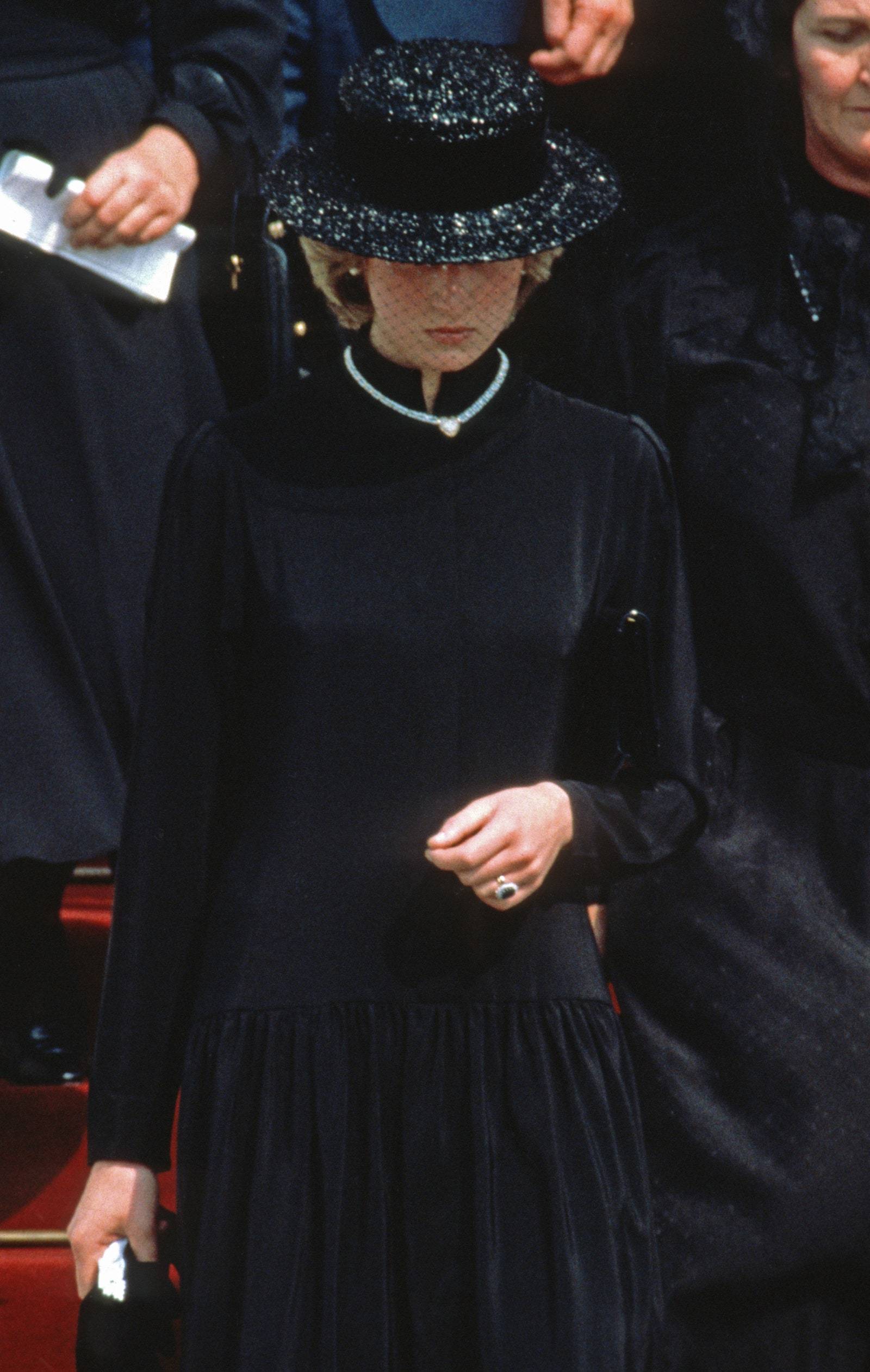Diana, księżna Walii, założyła naszyjnik z pereł i diamentów, gdy uczestniczyła w pogrzebie Grace, księżnej Monako, we wrześniu 1982 r. (Fot. Getty Images)