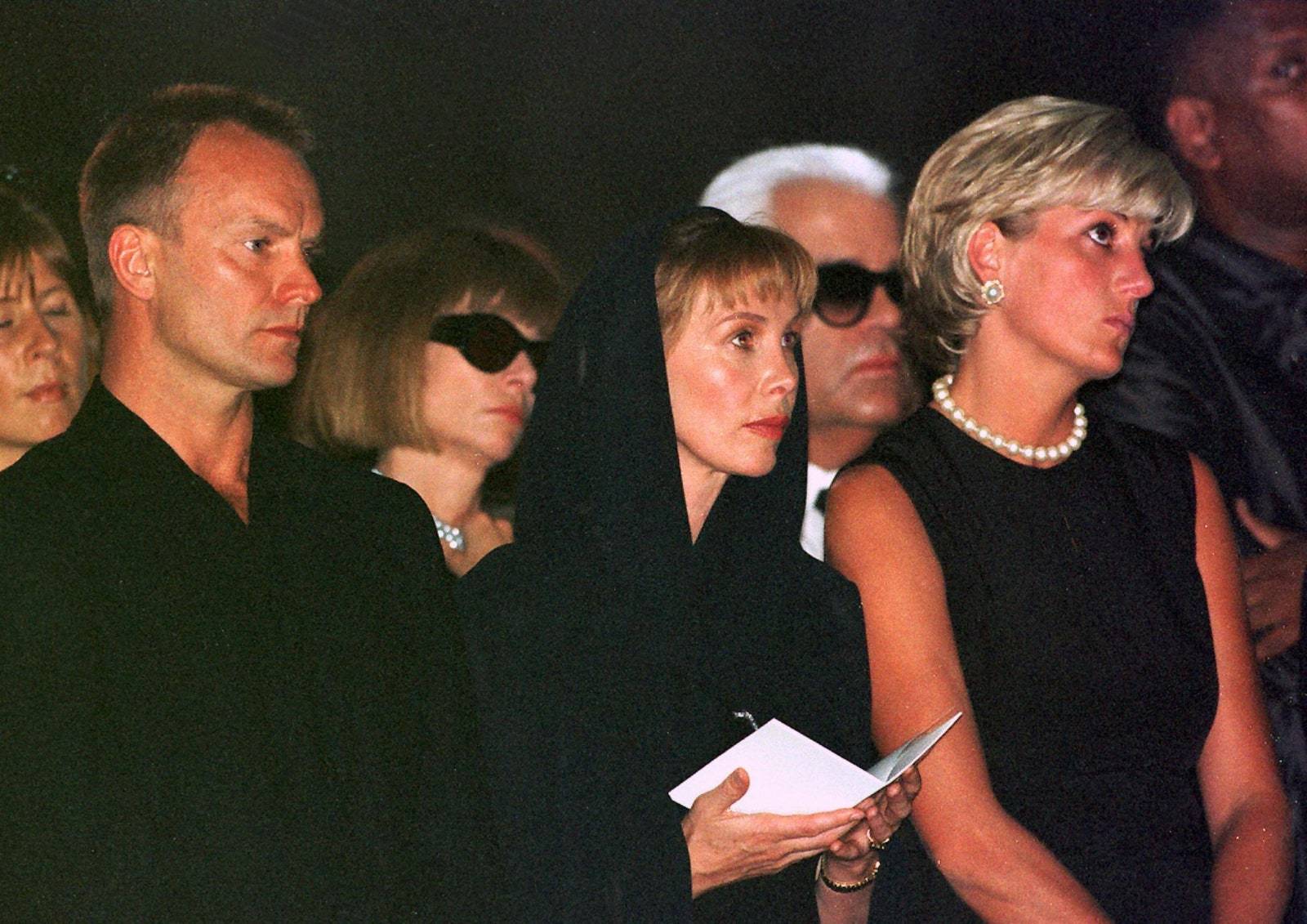 Diana, księżna Walii, na pogrzebie Gianniego Versace w lipcu 1997 r., na krótko przed własną śmiercią. (Fot. Getty Images)