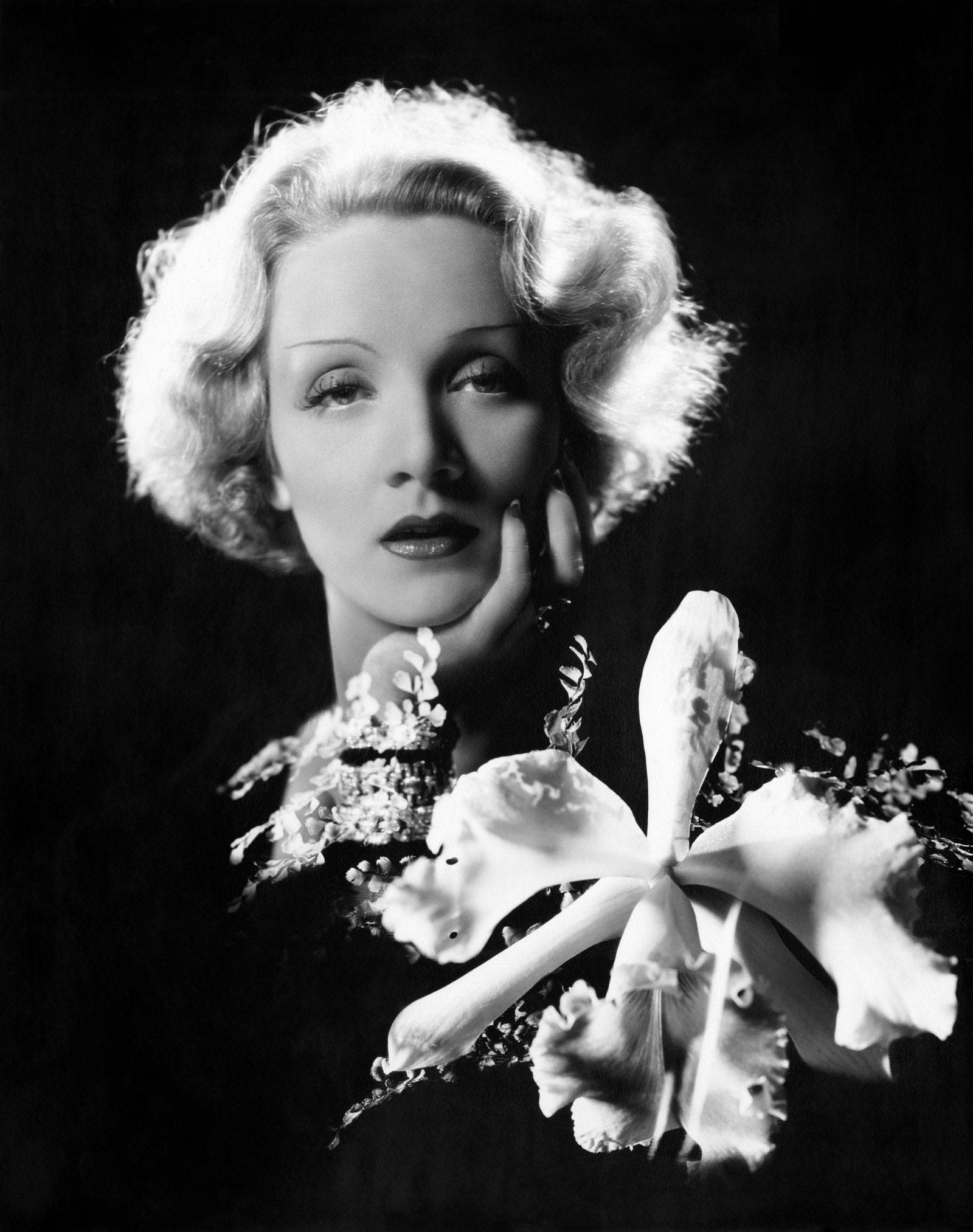 Aktorka Marlena Dietrich (Fot. Cecil Beaton, Vanity Fair, 1932)