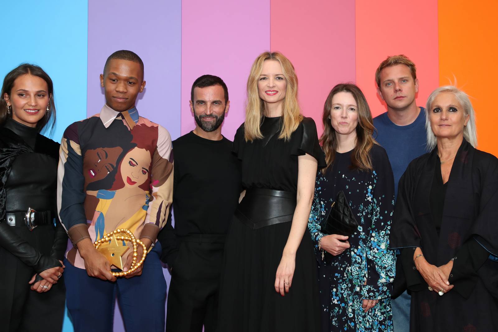 Od lewej: Alicia Vikander, Thebe Magugu, Nicolas Ghesquiere, Delphine Arnault, Clare Waight Keller, Jonathan Anderson i Maria Grazia Chiuri (Fot. Getty Images)