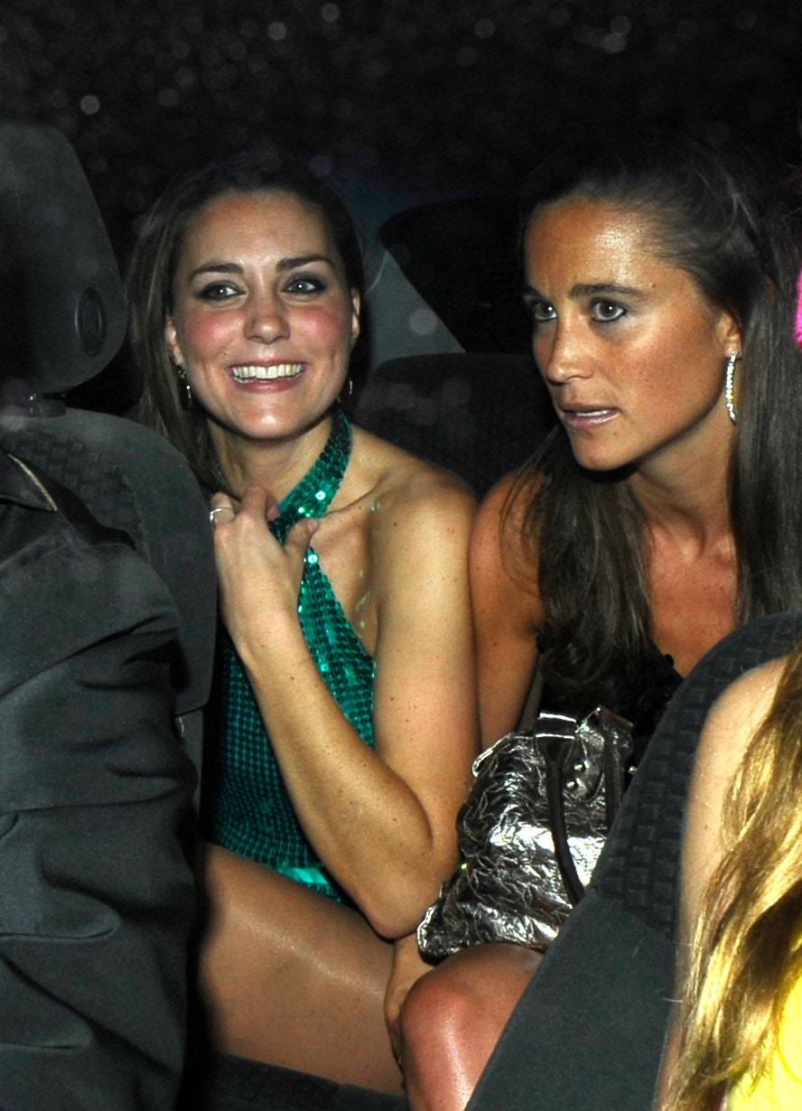 Kate i Pippa Middleton, przebrane na imprezę w stylu disco w 2007 roku (Fot. Getty Images)