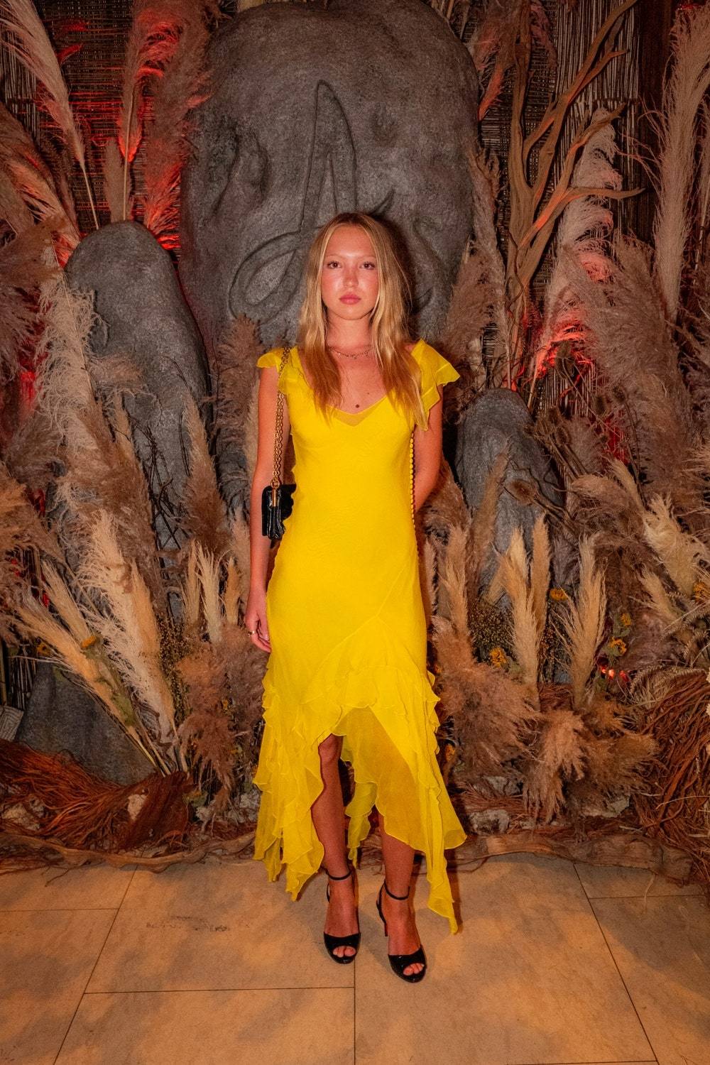Lila wzięła udział w imprezie Annabel’s z okazji letniego przesilenia i zdecydowała się na jasnożółtą sukienkę (Fot. Getty Images)