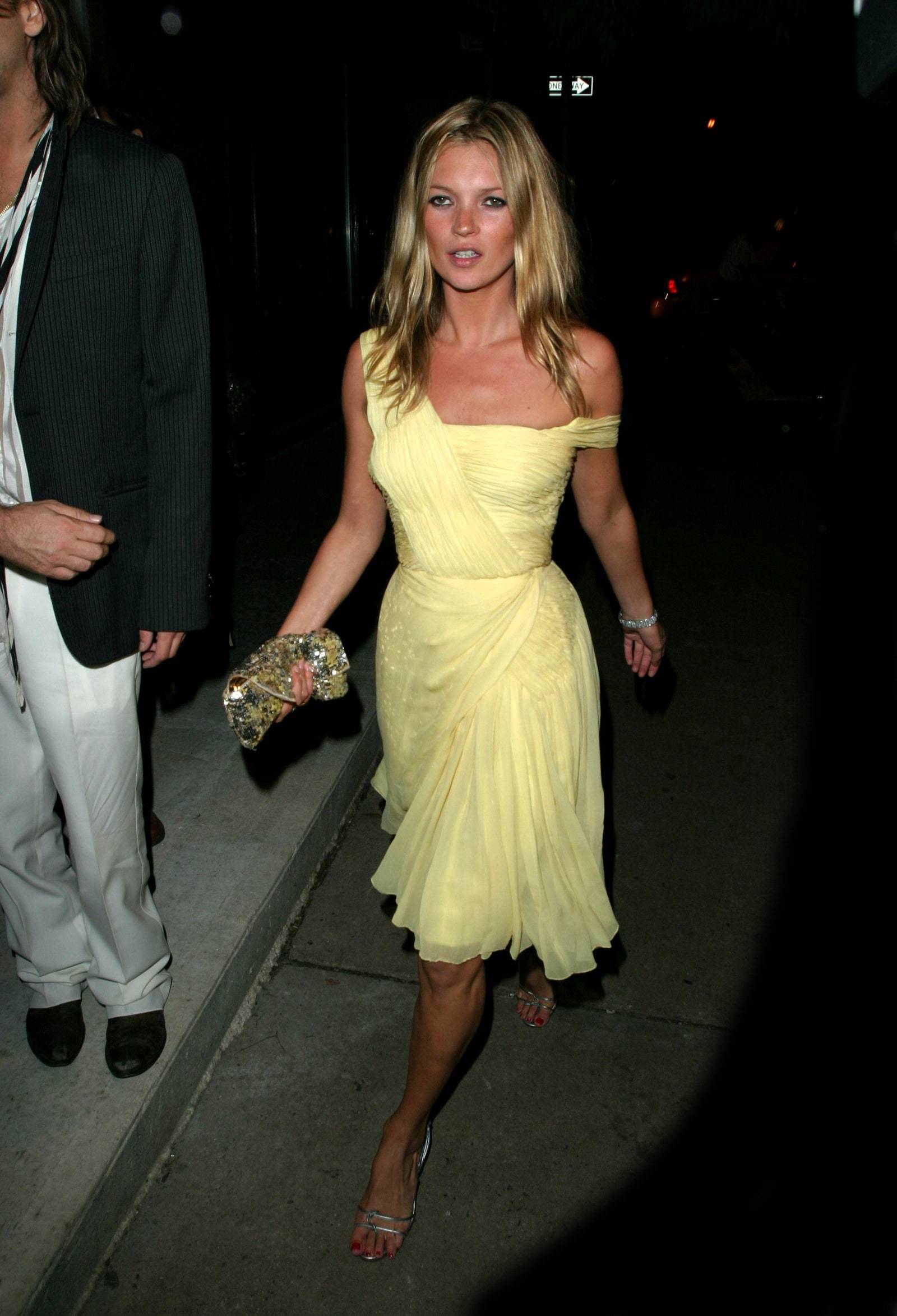 Kate Moss w 2003 r. założyła słynną sukienkę vintage zdobytą w Lily et Cie (Fot. Getty Images)