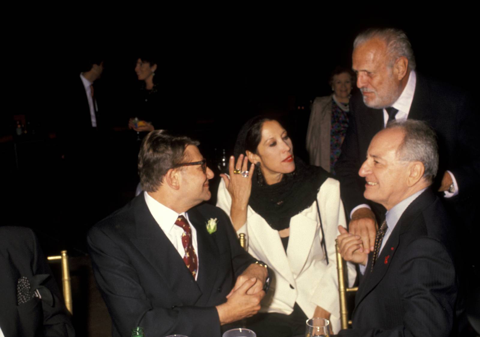 Marina Schiano, John Richardson, Yves Saint Laurent i Bergé w 1994 roku (Fot. Getty Images)