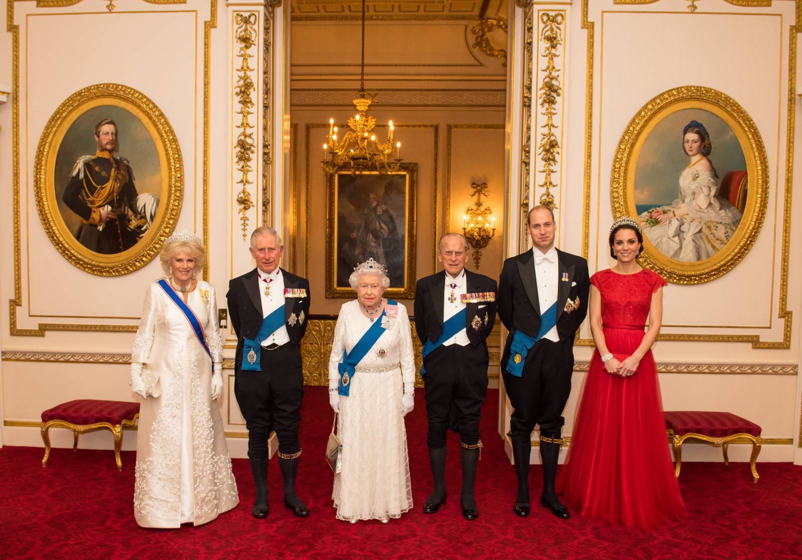 Od lewej: królowa małżonka Camilla, król Karol III, królowa Elżbieta II, książę Filip, książę William, księżna Kate (Fot. Getty Images)