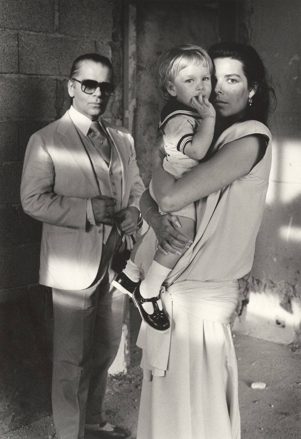 Karolina Hanowerska, Andrea Casiraghi i Karl Lagerfeld, La Vigie, Monako 1986 (Fot. Alice Springs/Dzięki uprzejmości Helmut Newton Foundation)