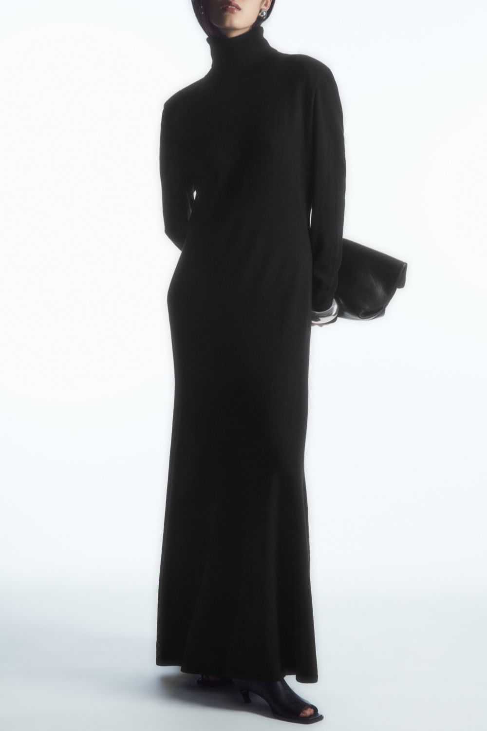 Długa sukienka dzianinowa COS, przeceniona na ok. 420 zł (Fot. materiały prasowe)