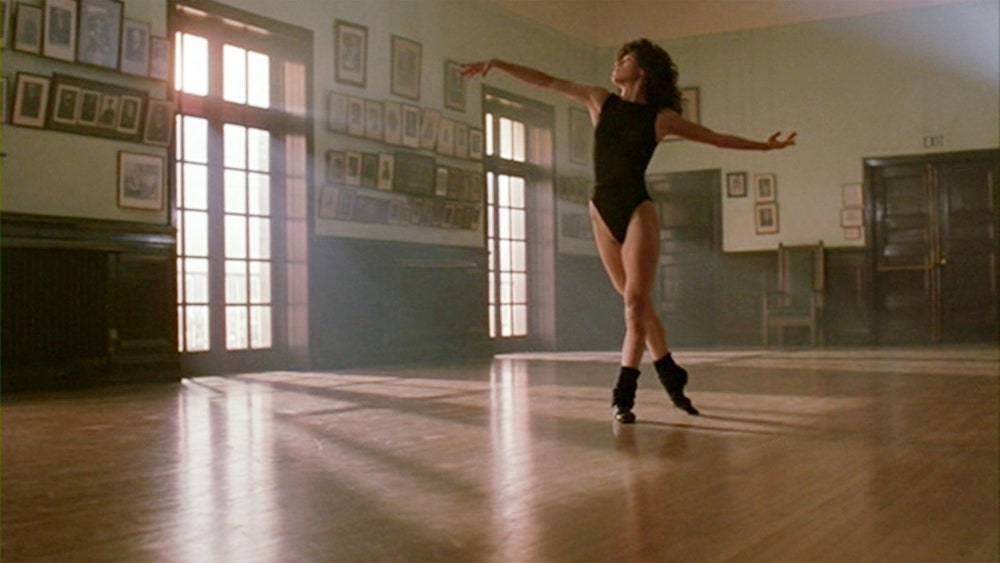 W filmie „Flashdance” (1983) główna bohaterka Alex (grana przez Jennifer Beals) podczas kultowej sceny tańca do utworu „What a Feeling” ma na sobie czarne ocieplacze na kostki. (Fot. Getty Images)
