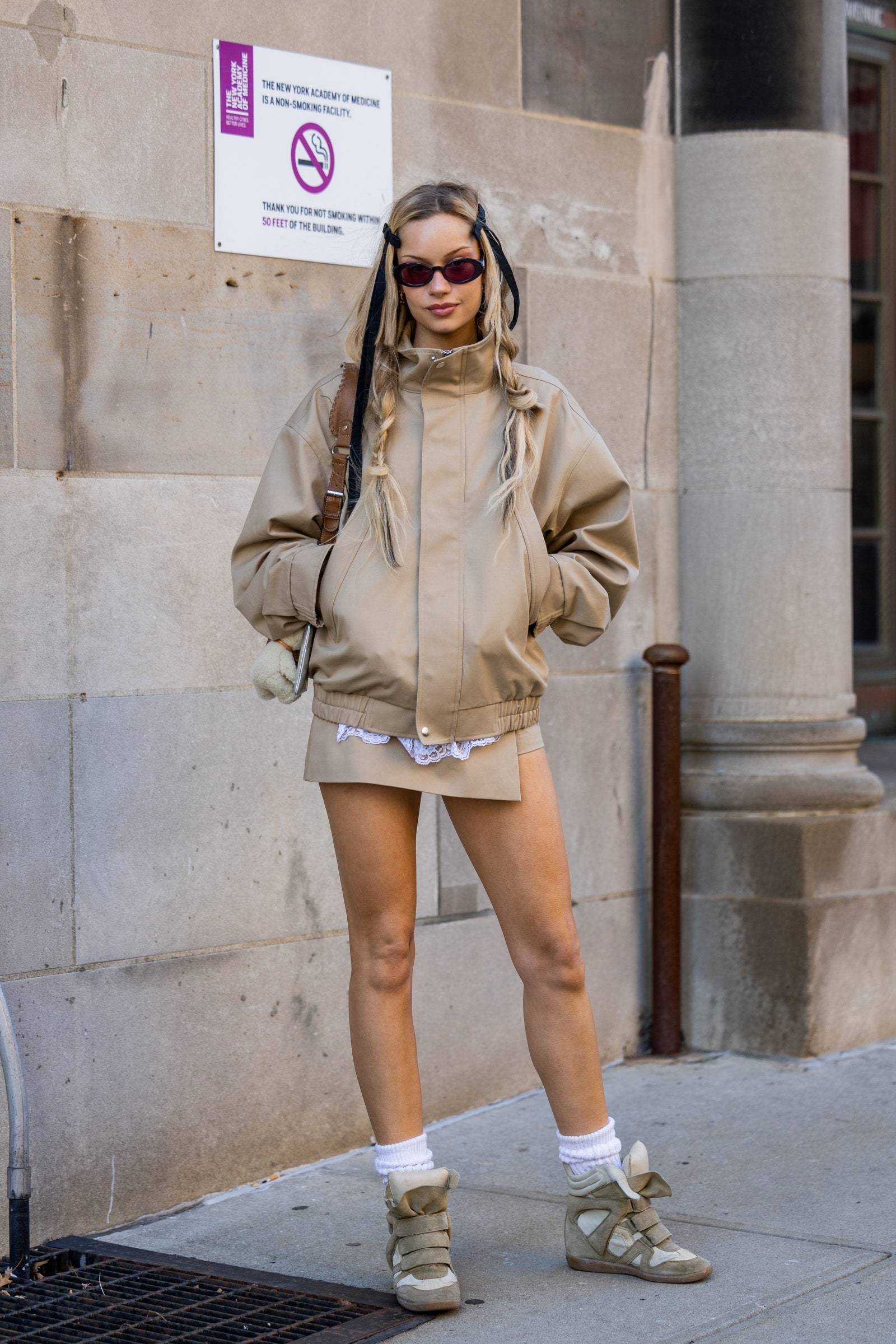 Sneakersy na koturnie noszone do minispódniczki królują na modnych ulicach jesienią 2023 roku (Fot. Getty Images)