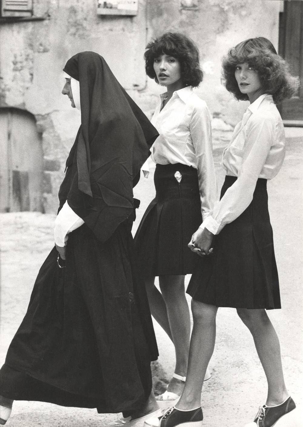 Helmut Newton w stroju zakonnicy, kampania Jean-Louis David, Paryż lata 70. (Fot. Alice Springs/Dzięki uprzejmości Helmut Newton Foundation)