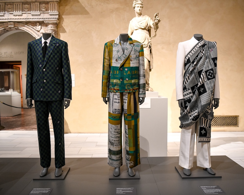 Garnitur Louis Vuitton (by Pharrell Williams), garnitur „Maya Angelou Passport” LABRUM London (by Foday Dumbuya), garnitur Louis Vuitton (by Virgil Abloh) (Fot. Courtesy of The Metropolitan Museum of Art, BFA.com/Zach Hilty)