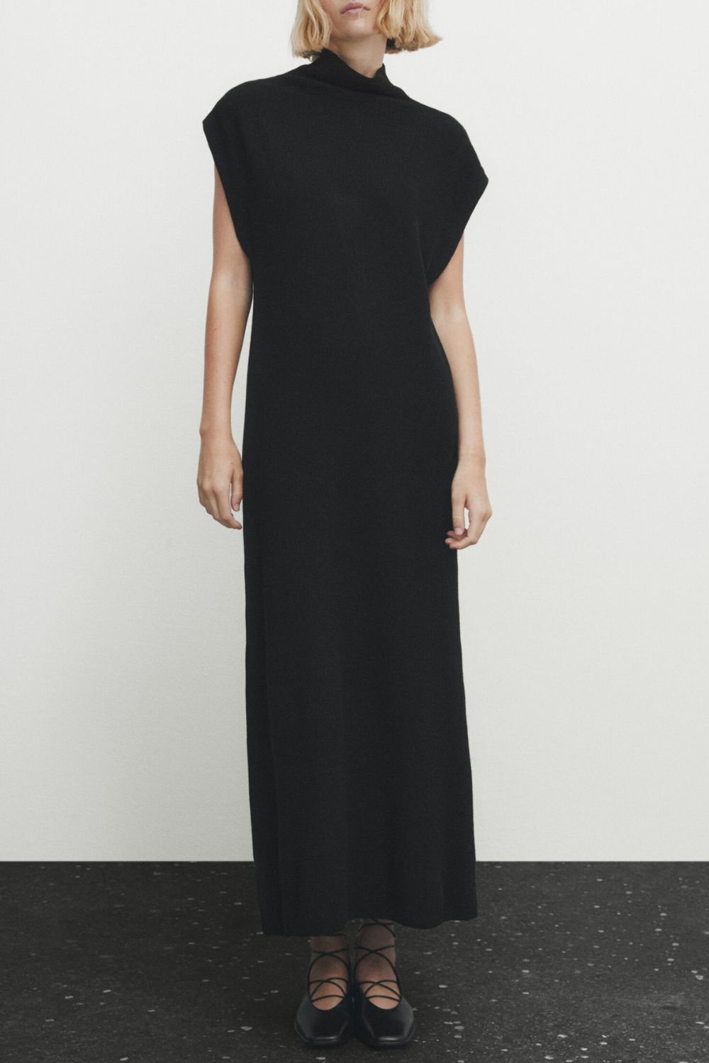 Czarna sukienka dzianinowa Massimo Dutti, 349 zł (Fot. materiały prasowe)