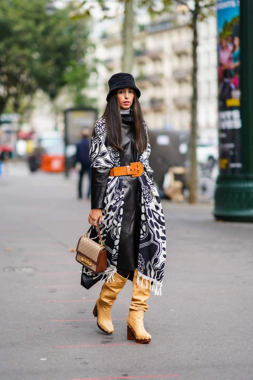 Kozaki w stylu chodaków to najnowsza obsesja street style’u. (Fot. Getty Images)