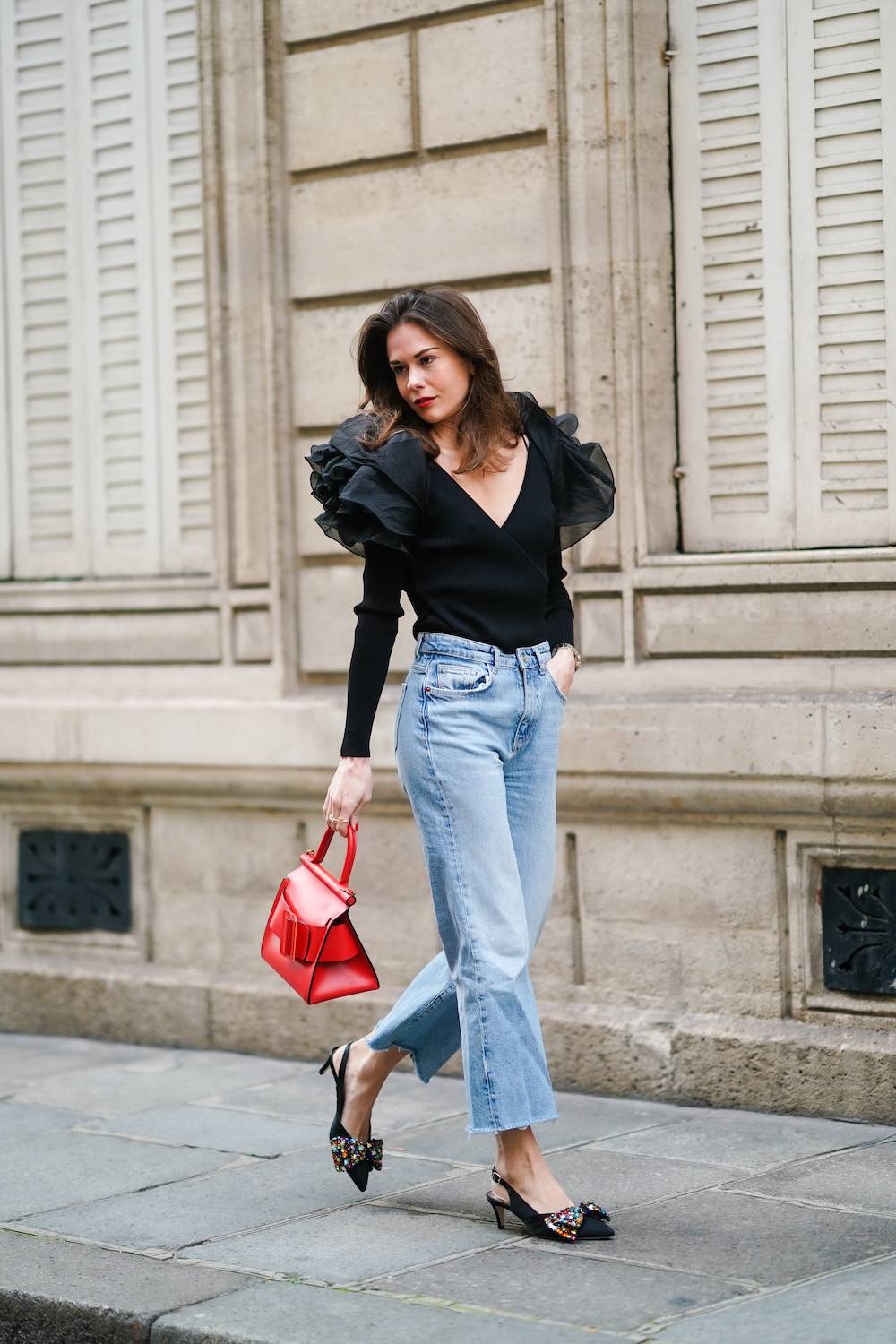 Chcąc poeksperymentować, wybierzcie postrzępione mom jeans (Fot. Getty Images)