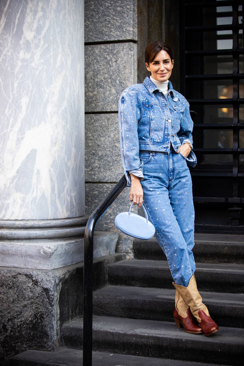 Dla podkręcenia stylizacji postawcie na białe mom jeans (Fot. Getty Images)