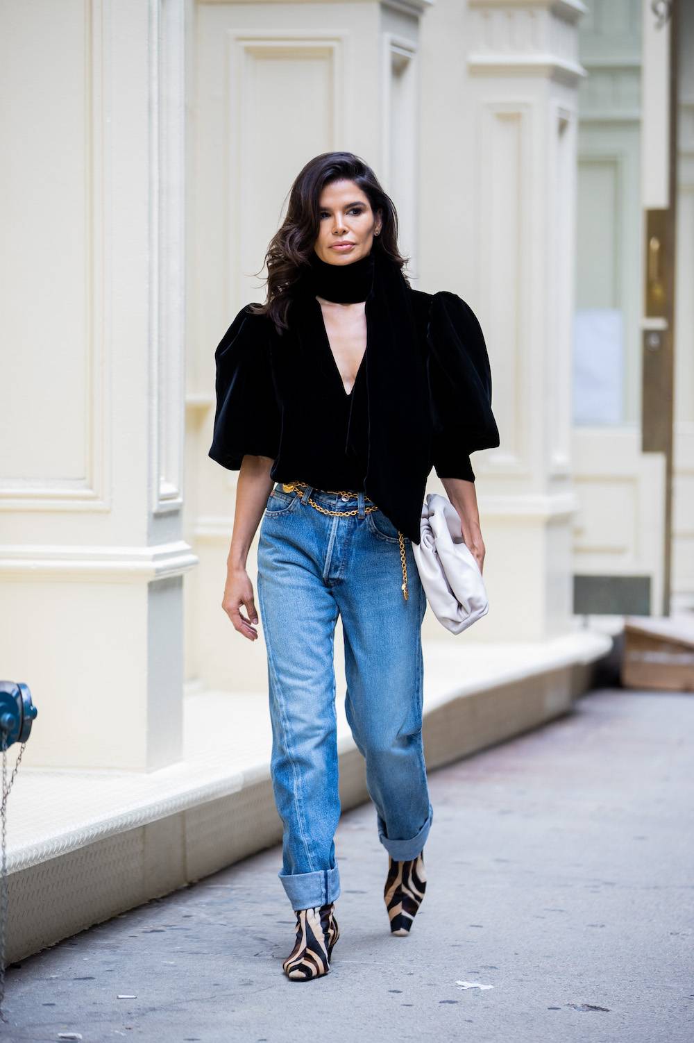 Skórzane botki to idealne buty do spodni mom jeans (Fot. Getty Images)