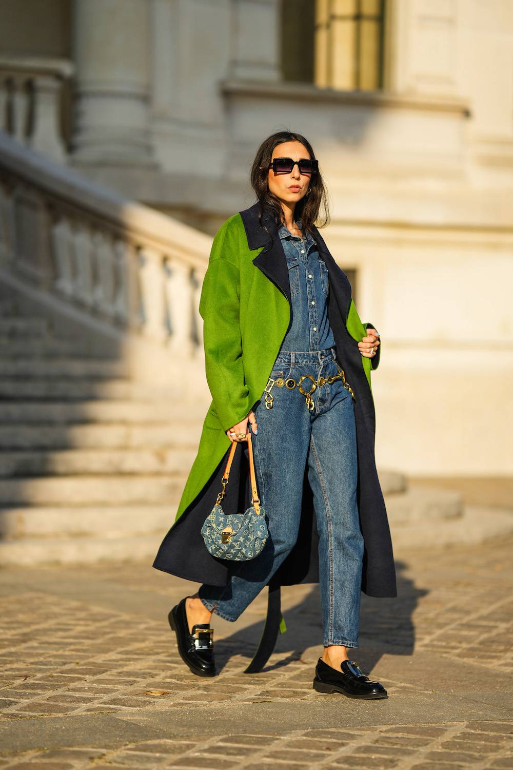 Skórzane mokasyny zbudują efektowny zestaw z mom jeans (Fot. Getty Images)