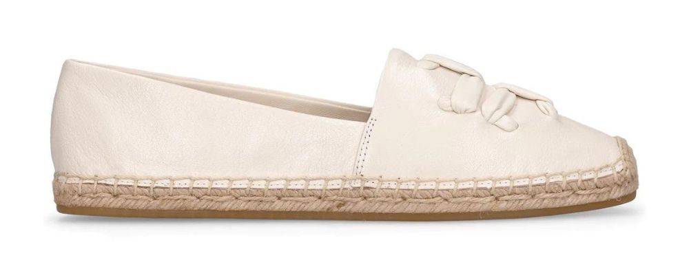 Skórzane espadryle Tory Burch, przecenione na 1207,20 zł (Fot. materiały prasowe)