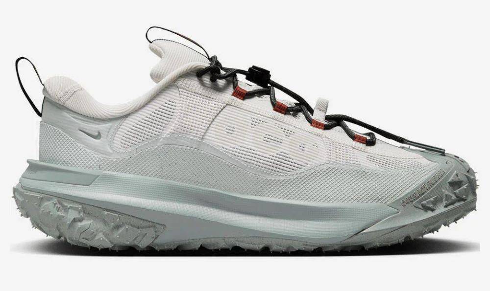 Buty outdoorowe o elastycznej podeszwie Nike ACG Mountain Fly 2 Low Gore-Tex „White”, przecenione na 509,99 zł (Fot. materiały prasowe)
