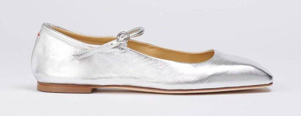 Najmodniejsze buty na wiosnę 2023: Mary Janes, baleriny, mokasyny i pantofelki na kaczuszce. Od przygotowanych na kwietniową niepogodę kozaków po pożądane pantofelki na kaczuszce i nieśmiertelne baleriny – oto najmodniejsze modele butów na wiosnę.