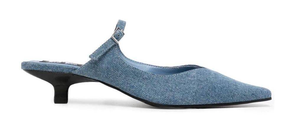 Najmodniejsze buty na wiosnę 2023: Mary Janes, baleriny, mokasyny i pantofelki na kaczuszce. Od przygotowanych na kwietniową niepogodę kozaków po pożądane pantofelki na kaczuszce i nieśmiertelne baleriny – oto najmodniejsze modele butów na wiosnę.