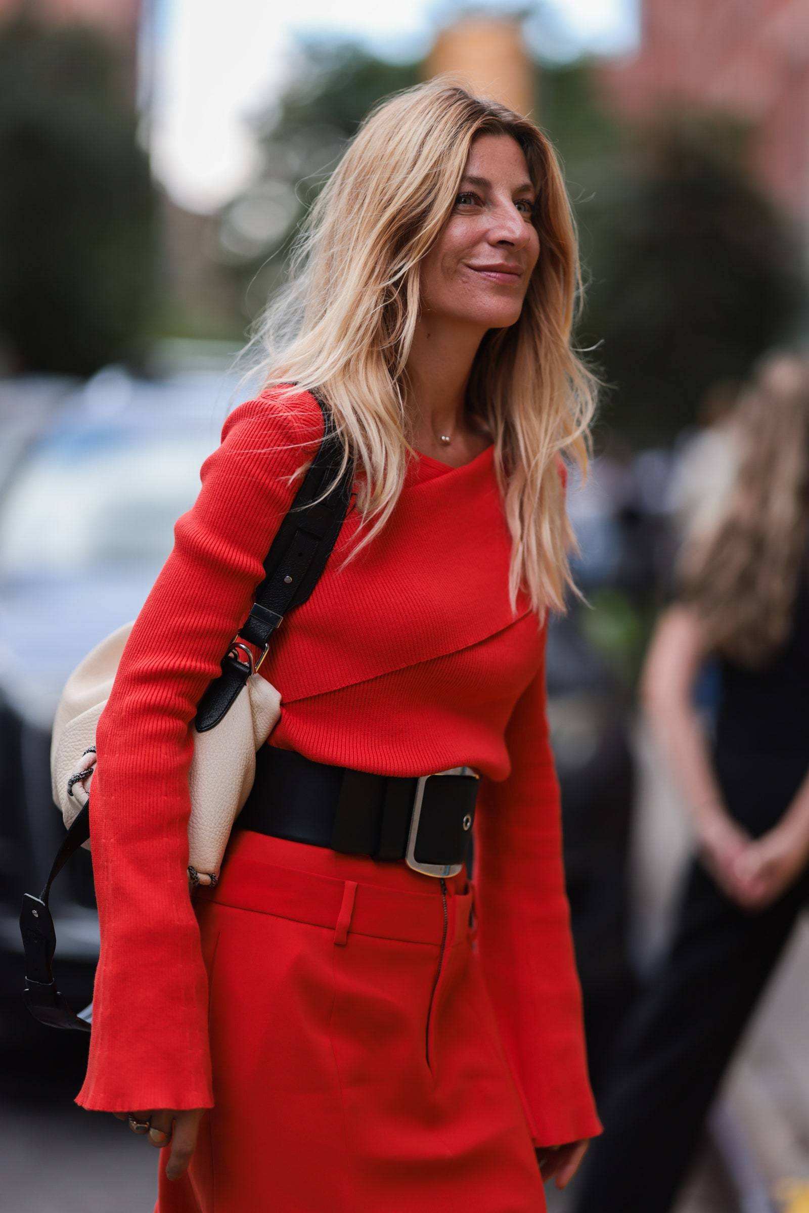 Ada Kokosar na nowojorskim tygodniu mody wiosna-lato 2023 udowadniała, że kolor czerwony idealnie nadaje się na total look. (Fot. Getty Images)