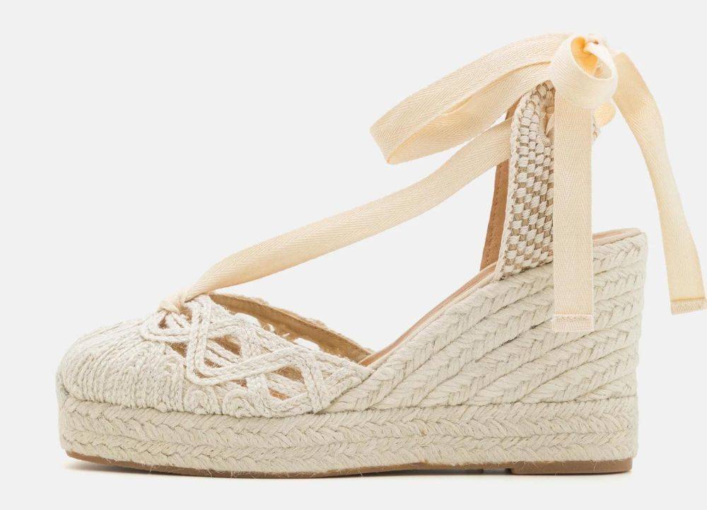 Białe espadryle damskie, Max Mara Weekend, 1079 zł (Fot. materiały prasowe)