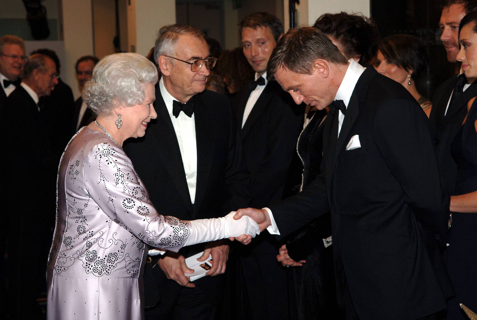 Daniel Craig z królową Elżbietą II (Fot. Getty Images)