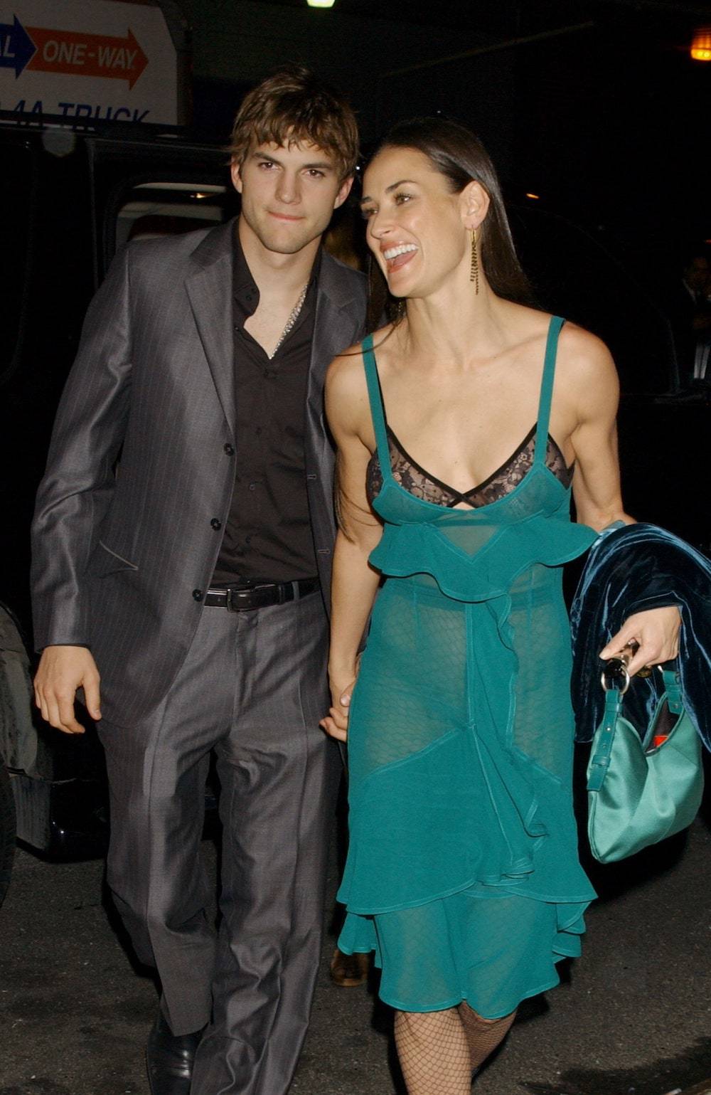 Demi dobrała do sukienki dopasowaną kolorystycznie torebkę (Fot. Getty Images)