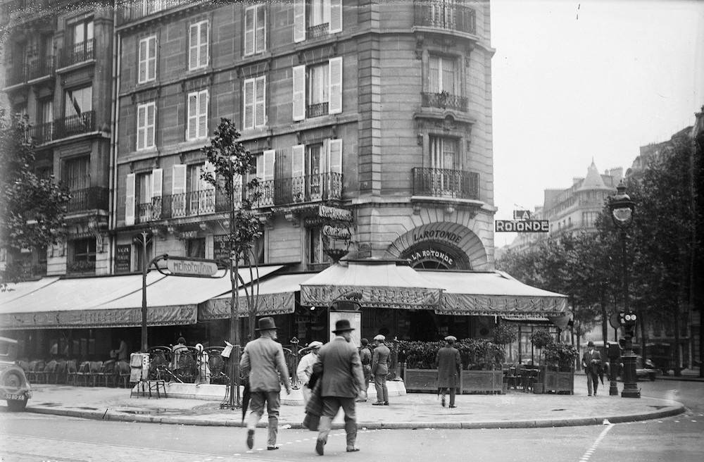 Kawiarnia „La Rotonde” – miejsce spotkań bohemy artystycznej, Paryż 1931 (Fot. Bibliothèque nationale de France)