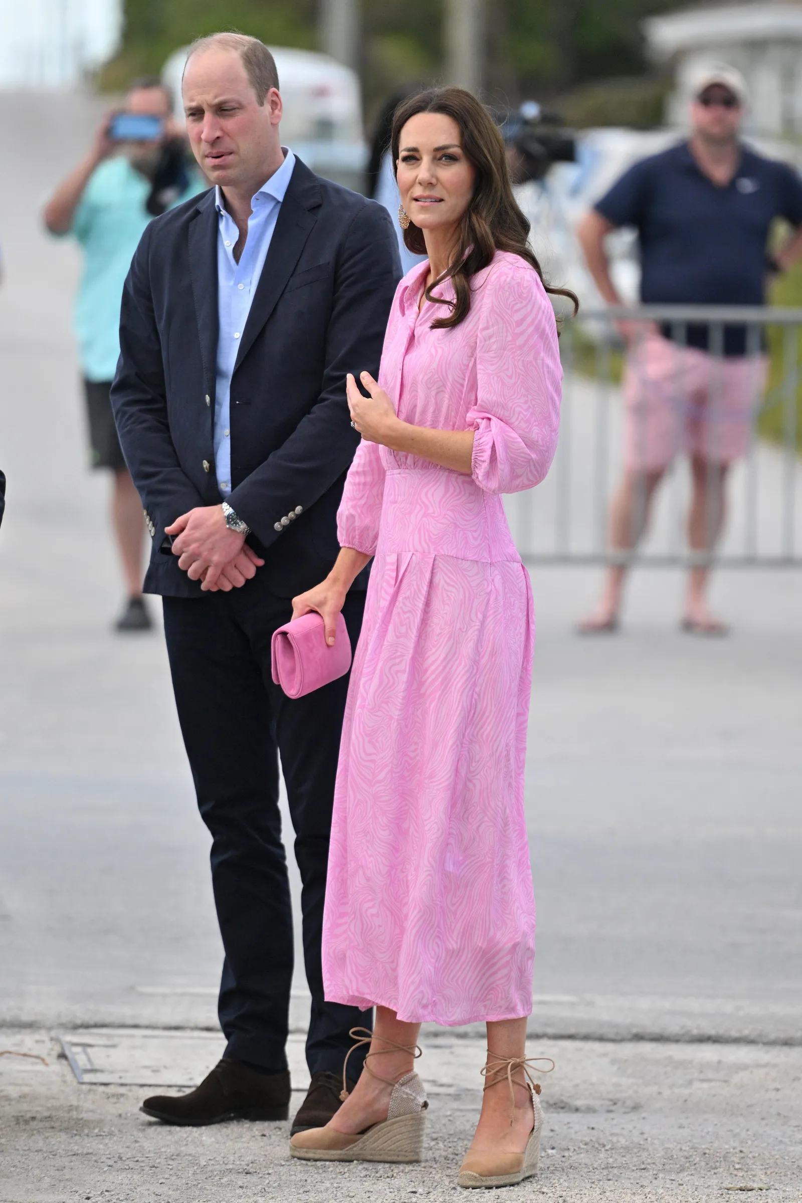 Księżna Kate pokazała, do czego nosić espadryle na koturnie w formalnym stylu. (Fot. Getty Images)