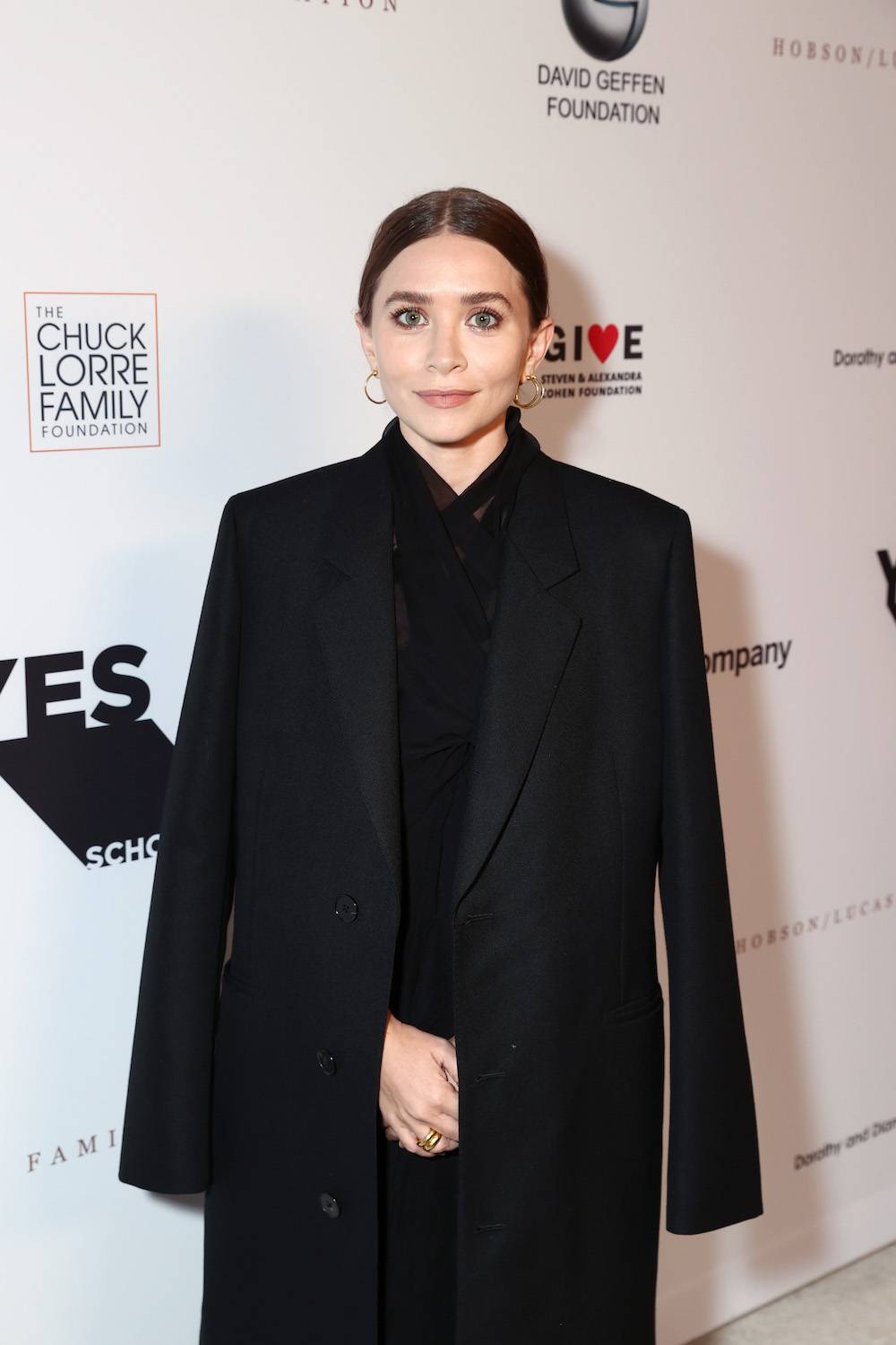 Ashley Olsen przełamuje duet skarpet i sandałów elegancką torbą (Fot. Getty Images)