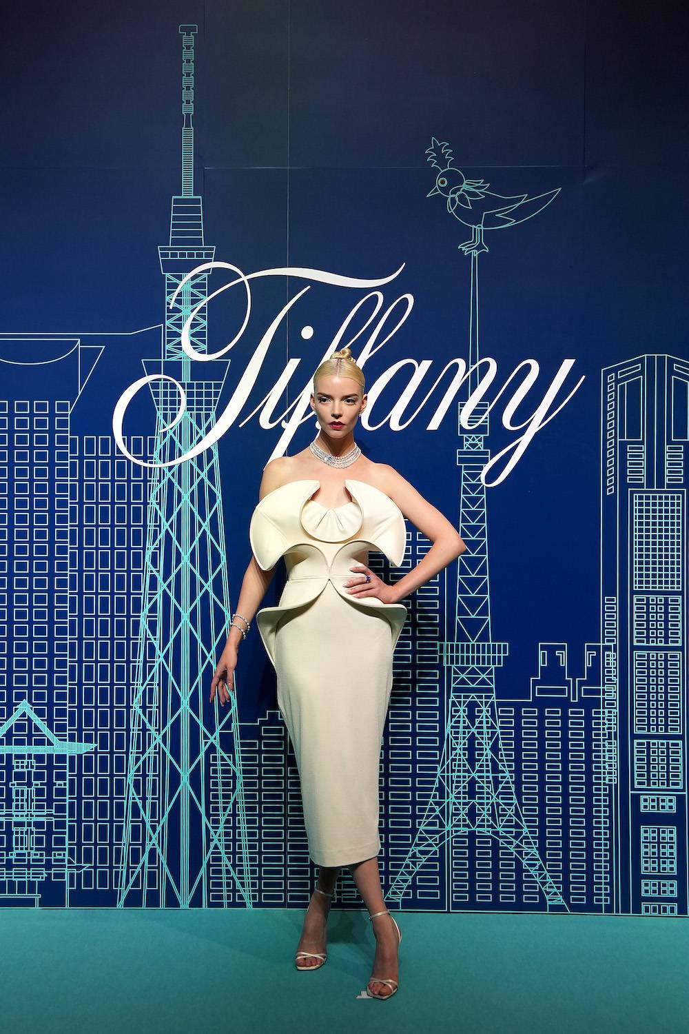 Anya Taylor-Joy wyglądała zjawiskowo podczas otwarcia tokijskiego butiku Tiffany & Co. Piękna sukienka aktorki pochodzi z najnowszej kolekcji Del Core Resort 2024. W połączeniu z perłowymi sandałkami i diamentową biżuterią kreacja gwiazdy była godna gwiazdy kina. (Fot. Getty Images)
