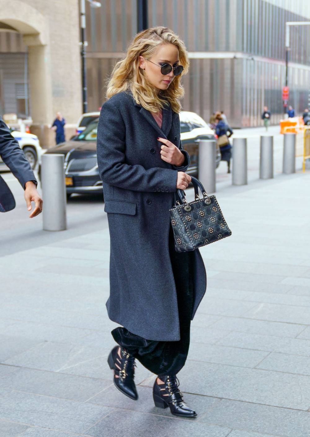 Jennifer Lawrence w butach Chloé (Fot. Getty Images)