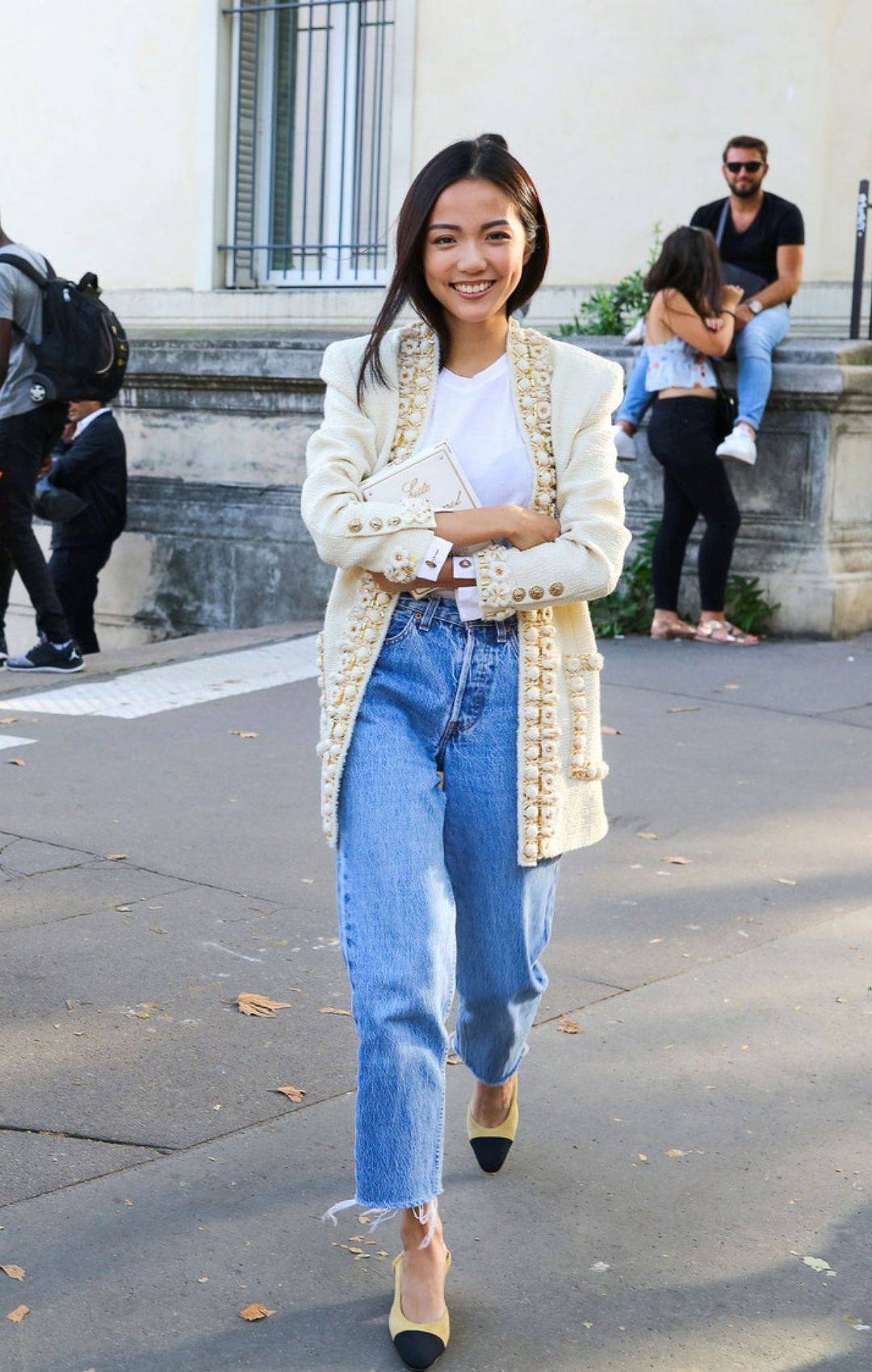 Yoyo Cao w kurtce Chanel na paryskich pokazach couture jesień 2017 (Fot. Phil Oh) 