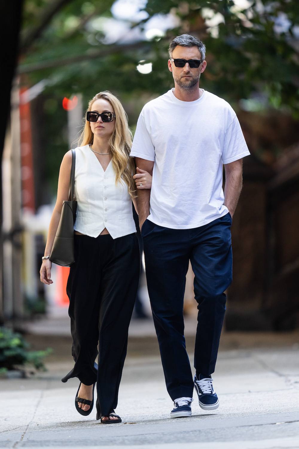 Jennifer Lawrence zestawia sandały i garniturową kamizelkę (Fot. Getty Images)