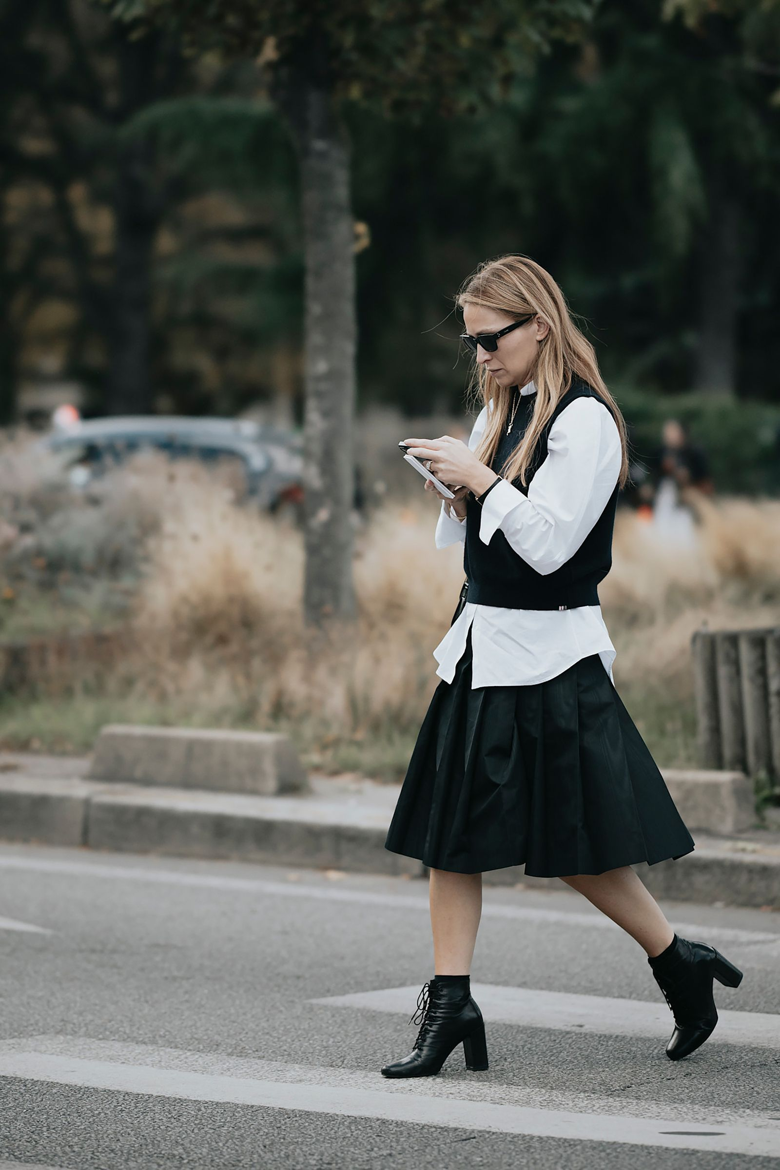 Znawczynie mody noszą dzianinowe kamizelki z eleganckimi koszulami i spódnicami – to klasyki, które już masz w swojej szafie (Fot. Launchmetrics / Spotlight)