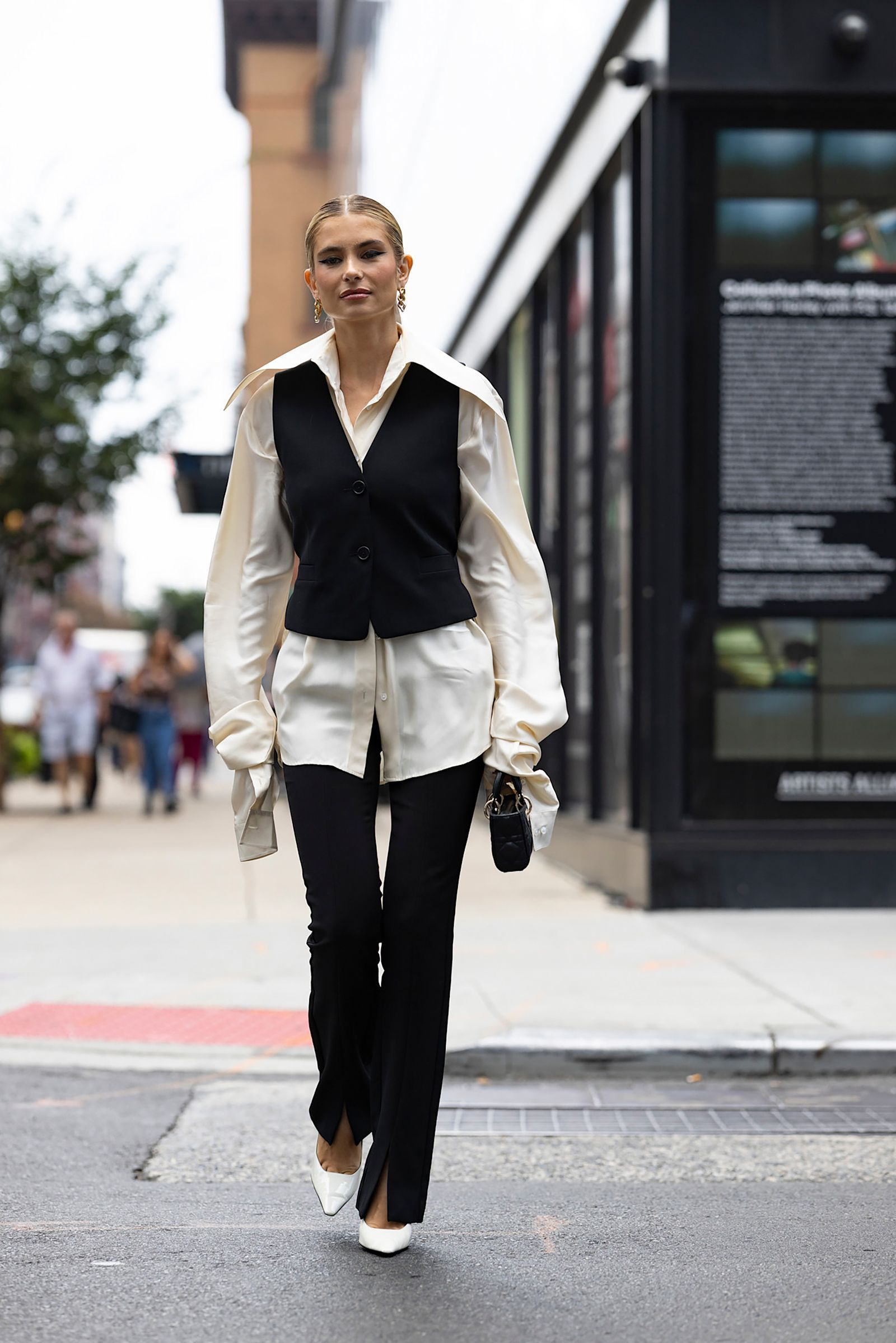 Street style na sezon wiosna-lato 2025 inspiruje do transformacji biurowego uniformu bez utraty elegancji (Fot. Launchmetrics / Spotlight)
