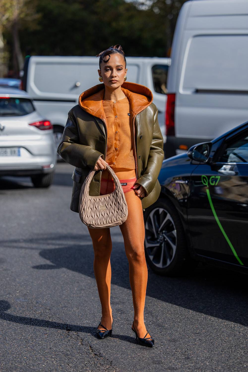 Cienkie rajstopy wśród trendów na wiosnę 2024 (Fot. Getty Images)