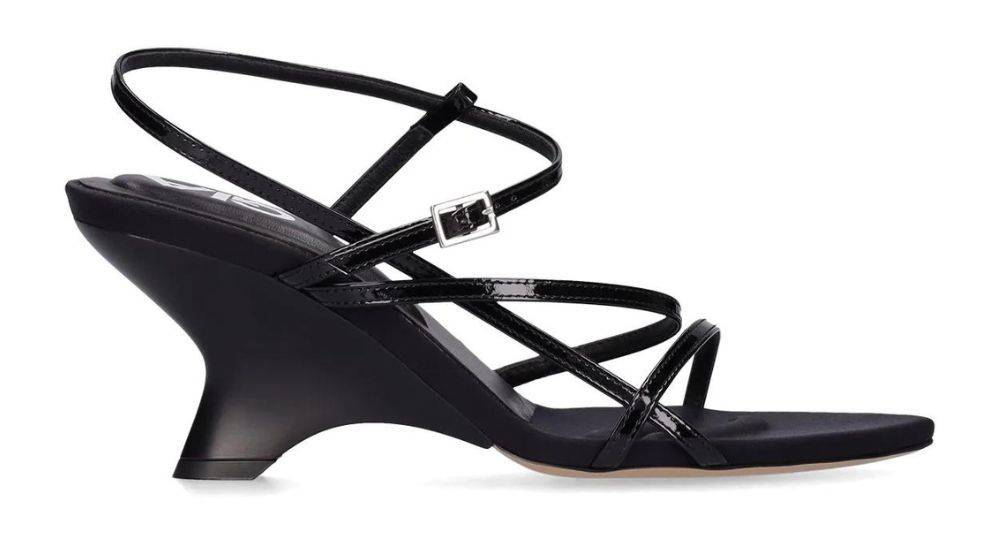 Eleganckie sandały na koturnach Gia Borghini, ok. 2060 zł (Fot. materiały prasowe)